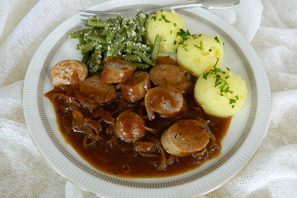 Bratwurst mit Zwiebel-Bier-Soße