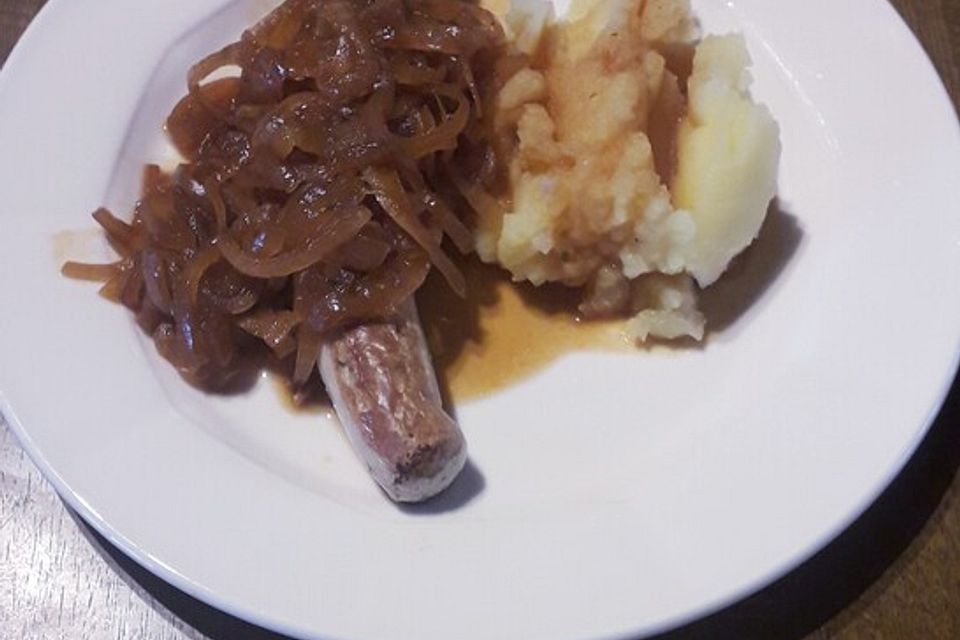 Bratwurst mit Zwiebel-Bier-Soße