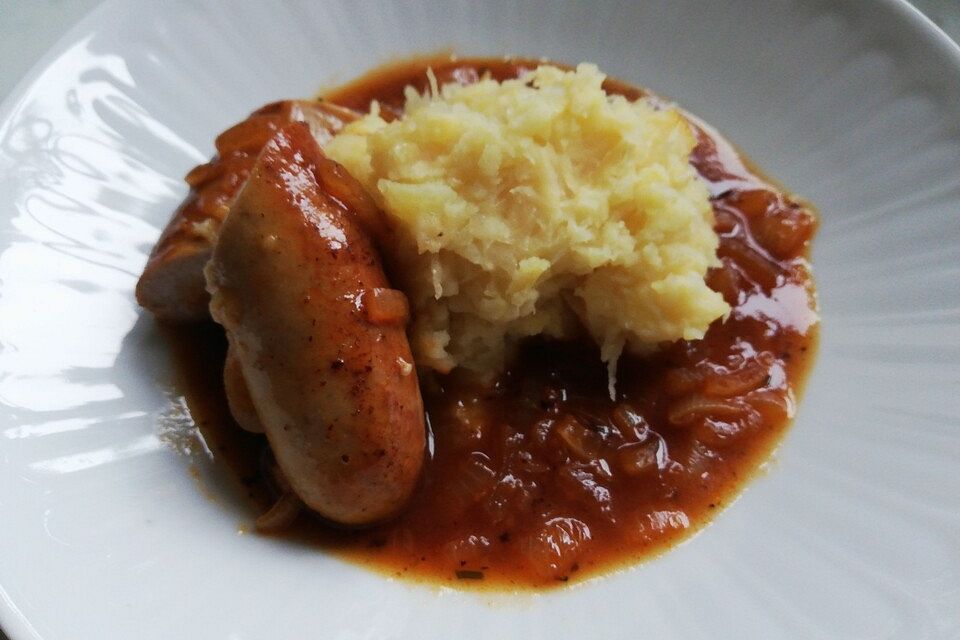 Bratwurst mit Zwiebel-Bier-Soße