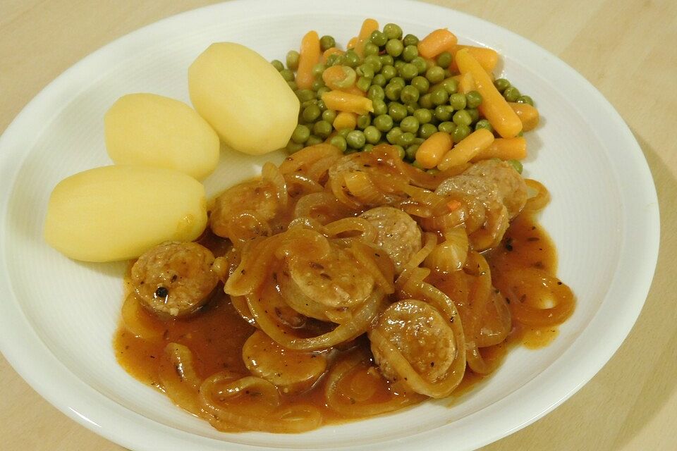 Bratwurst mit Zwiebel-Bier-Soße