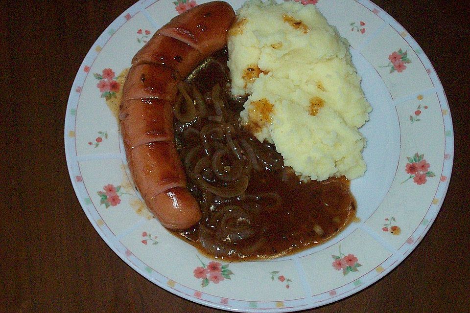 Bratwurst mit Zwiebel-Bier-Soße