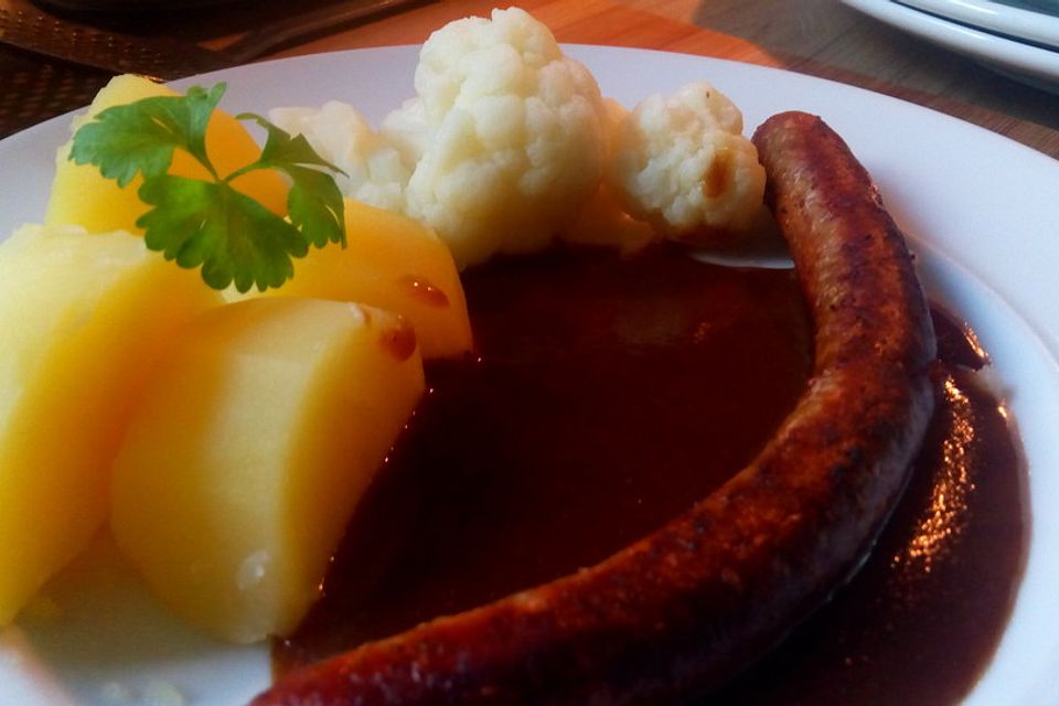 Bratwurst mit Zwiebel-Bier-Soße