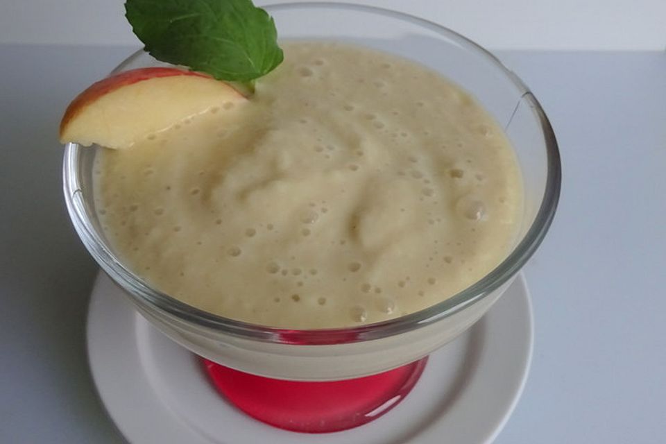 Veganer Smoothie mit Sojajoghurt, Apfel und Banane