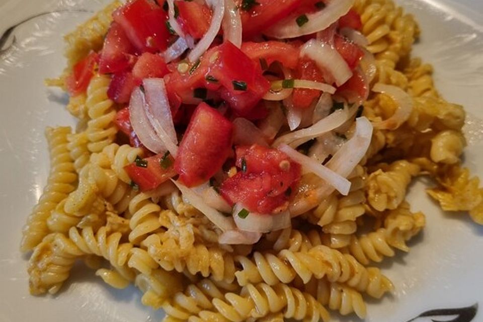 Eiernudeln mit Tomatensalat