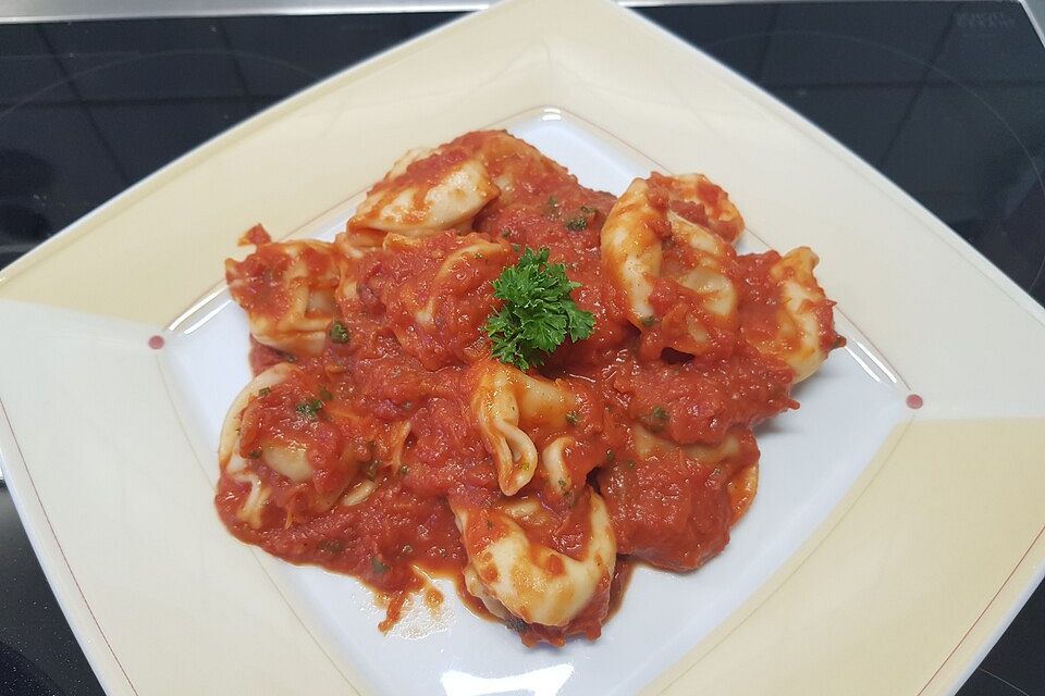 Spinat-Ricotta-Tortelloni mit frischer Tomatensauce