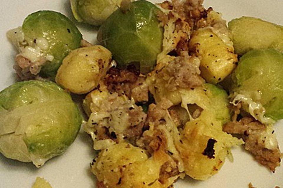 Hack-Rosenkohl-Auflauf mit Gnocchi