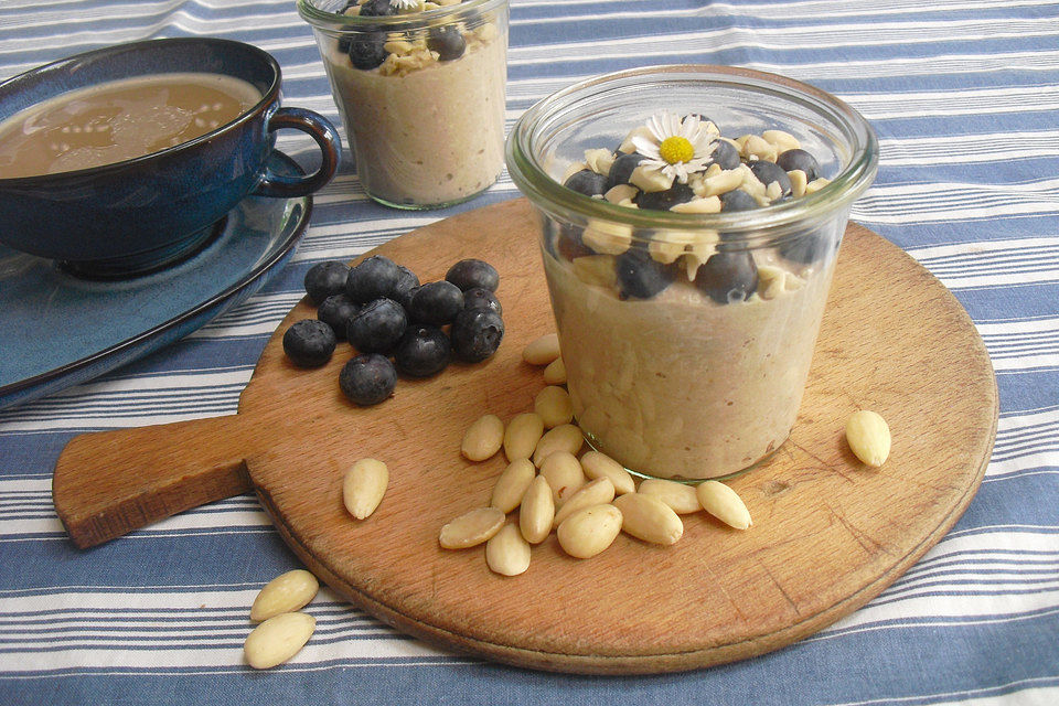 Overnight Oats mit Zimtmilch und Heidelbeeren