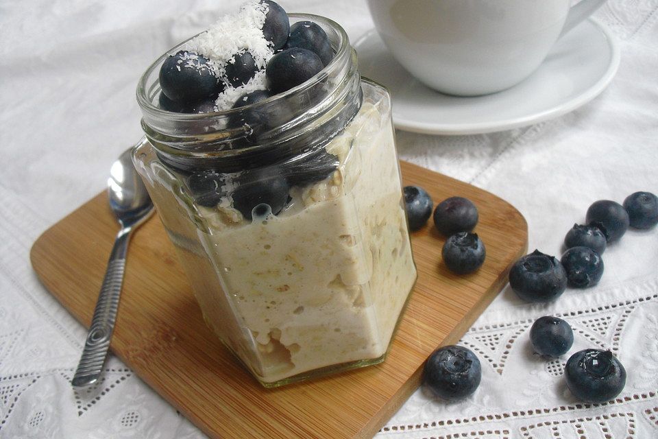 Overnight Oats mit Kokos und Blaubeere