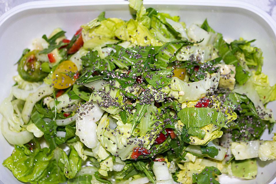 Veganer Salat mit Avocado und Pak Choi