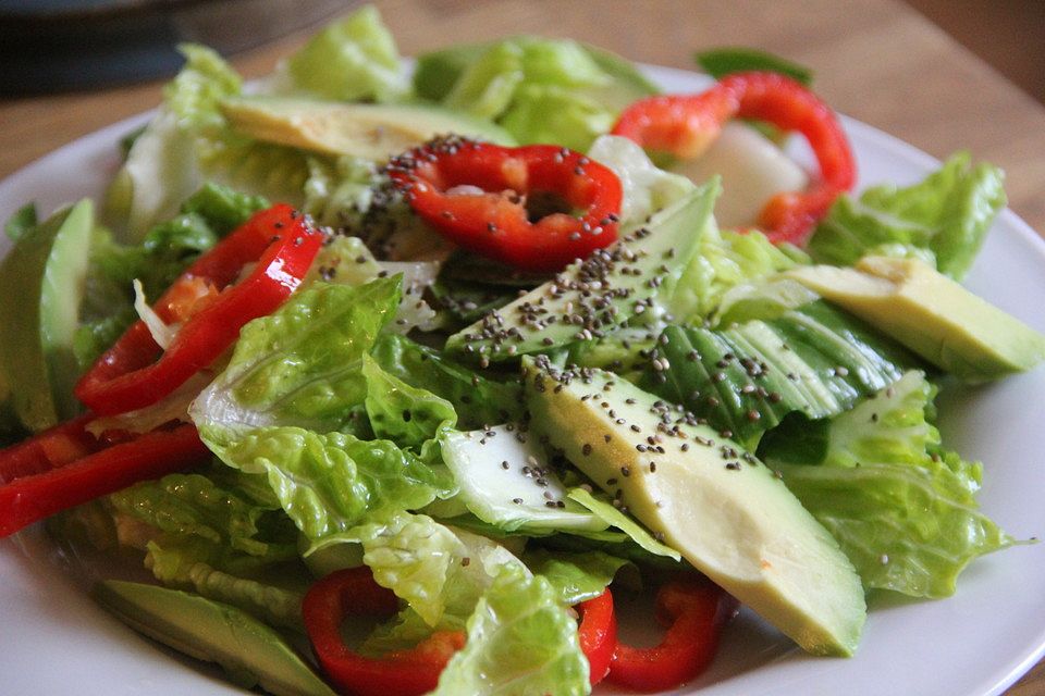 Veganer Salat mit Avocado und Pak Choi