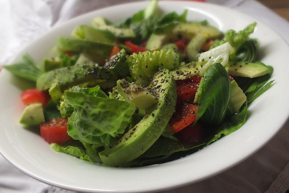 Veganer Salat mit Avocado und Pak Choi