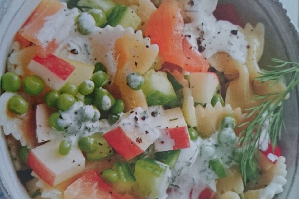 Nudelsalat mit Erbsen und Lachs