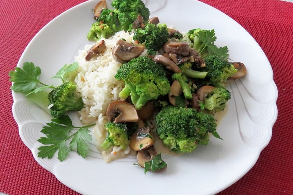 Grünes Curry mit Brokkoli, Champignons und Kokosmilch