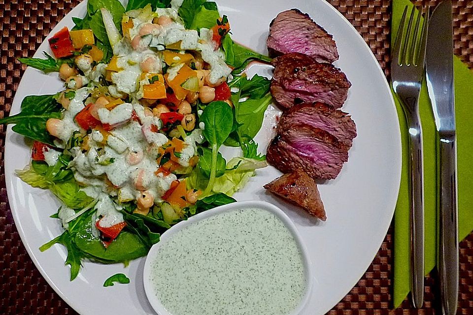 Kichererbsensalat mit Lammfilet und Minzsoße