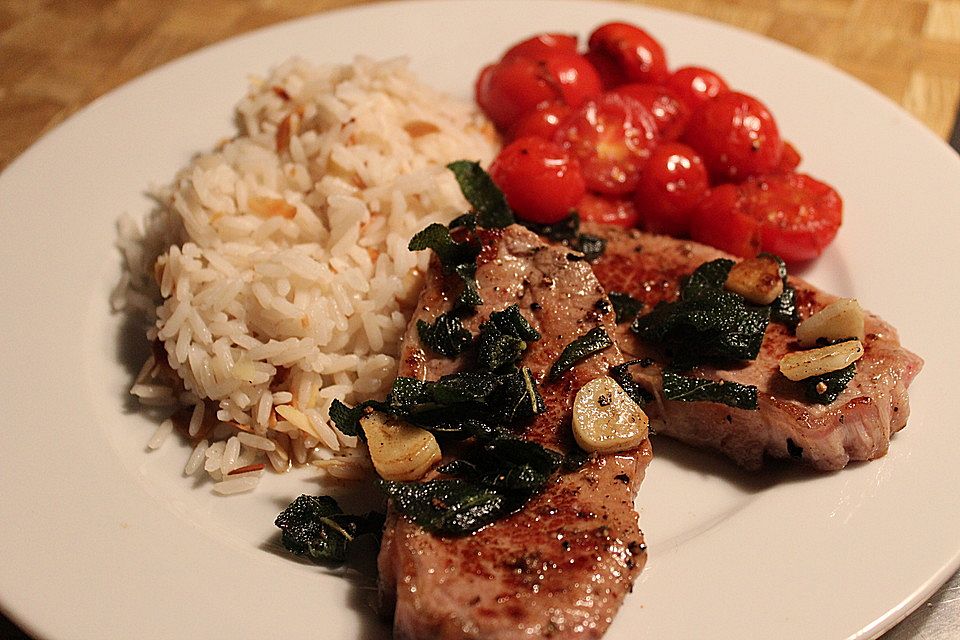 Gebratene Kalbsteaks mit Salbeibutter und Mandelreis