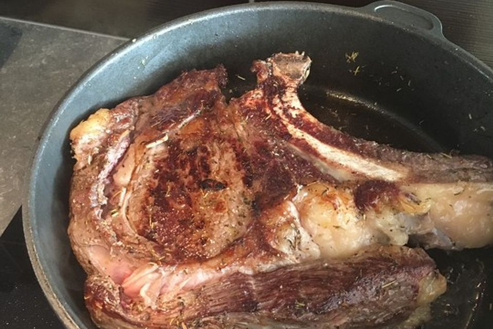 Côte de Boeuf aus der Pfanne mit Rosmarin, Knoblauch und Kräuterbutter