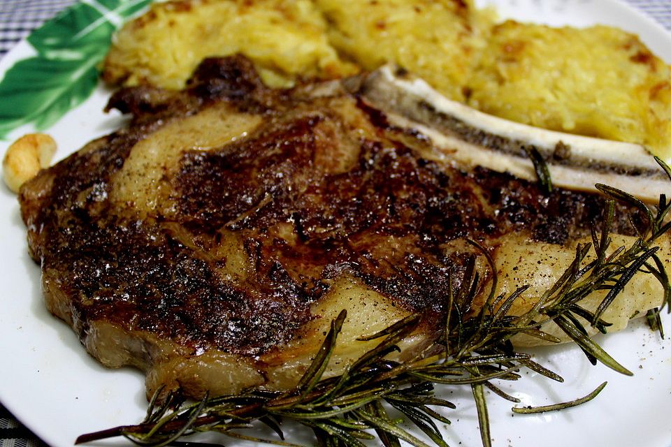 Côte de Boeuf aus der Pfanne mit Rosmarin, Knoblauch und Kräuterbutter