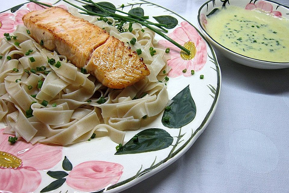 Lachsfilets mit Käsesoße an Bandnudeln