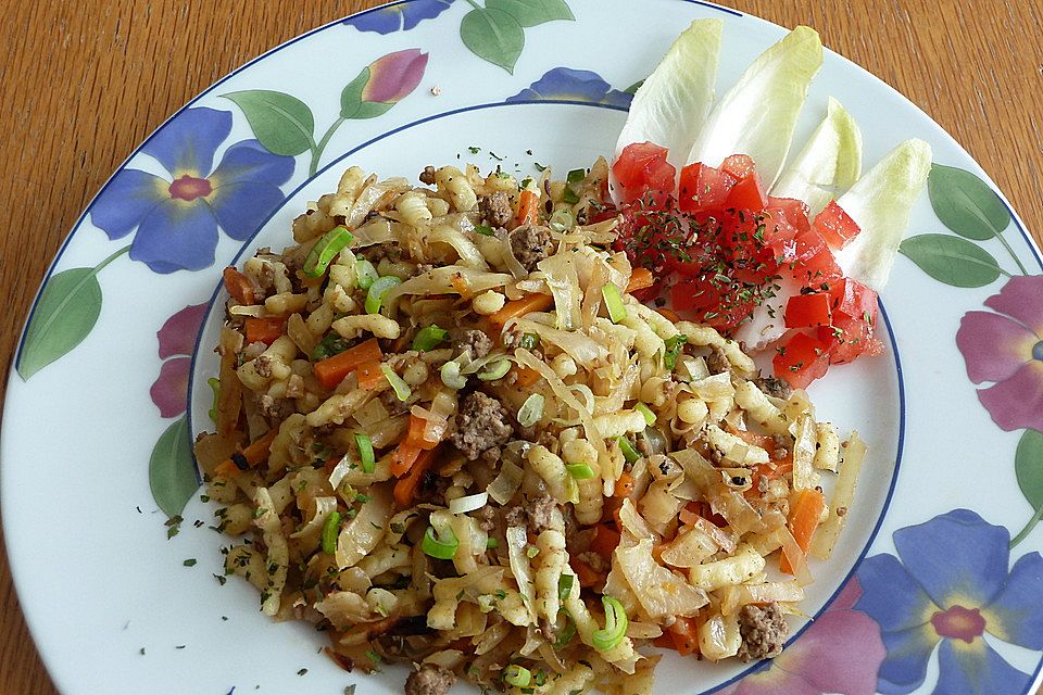 Möhren-Kraut-Spätzle mit Hackfleisch