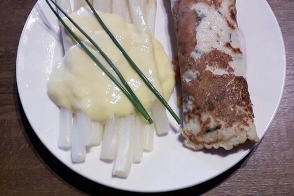 Kräuterpfannkuchen mit Spargel und Serranoschinken