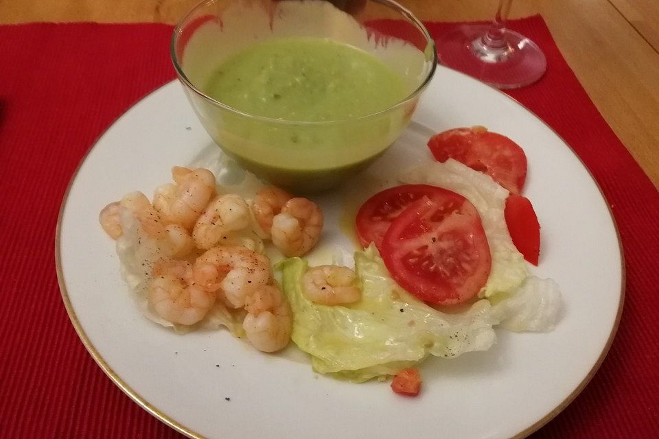 Avocado-Gazpacho mit Garnelen