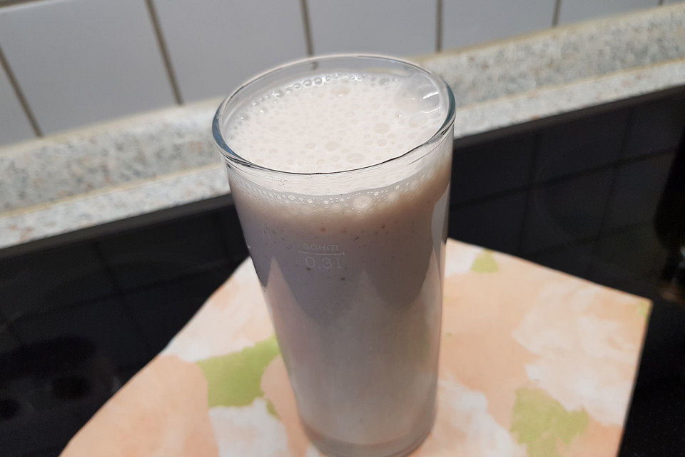 Erdbeer-Bananen-Proteinshake mit Zimtnote