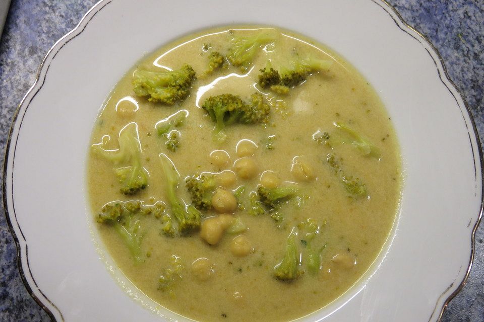 Brokkolisuppe mit weißen Bohnen