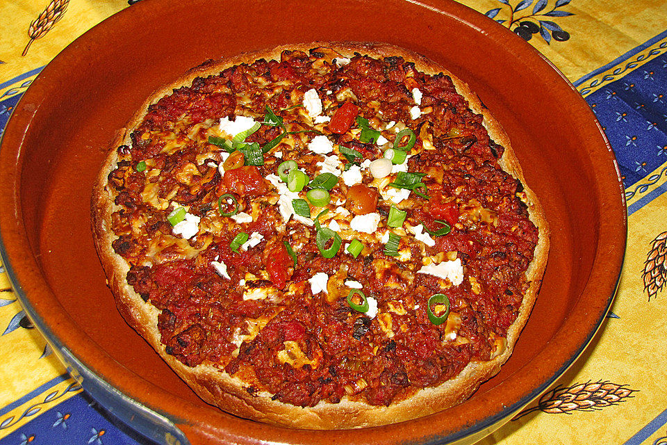 Fladenbrotpizza mit Gemüse und Hackfleisch