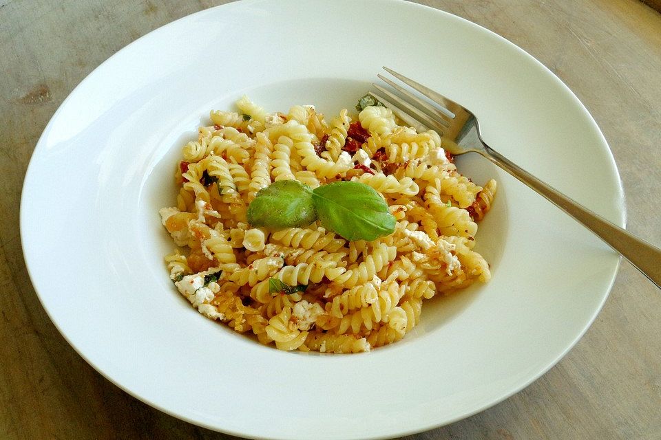 Pasta mit getrockneten Tomaten und Schafskäse