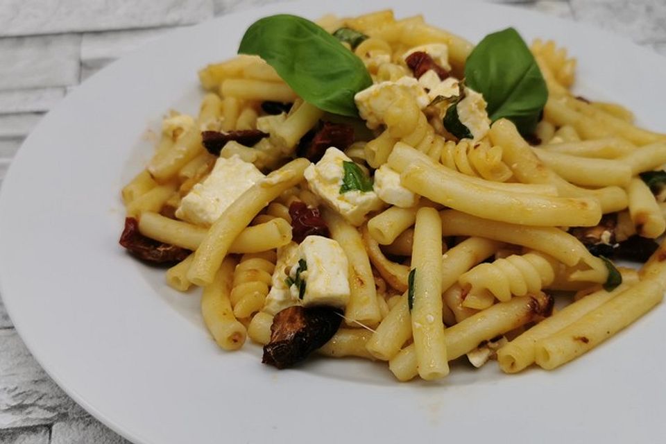 Pasta mit getrockneten Tomaten und Schafskäse