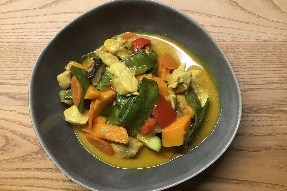 Thaicurry mit Hähnchen, Süßkartoffeln, Paprika, Zucchini, Champignons, Zuckererbsen und Tomaten