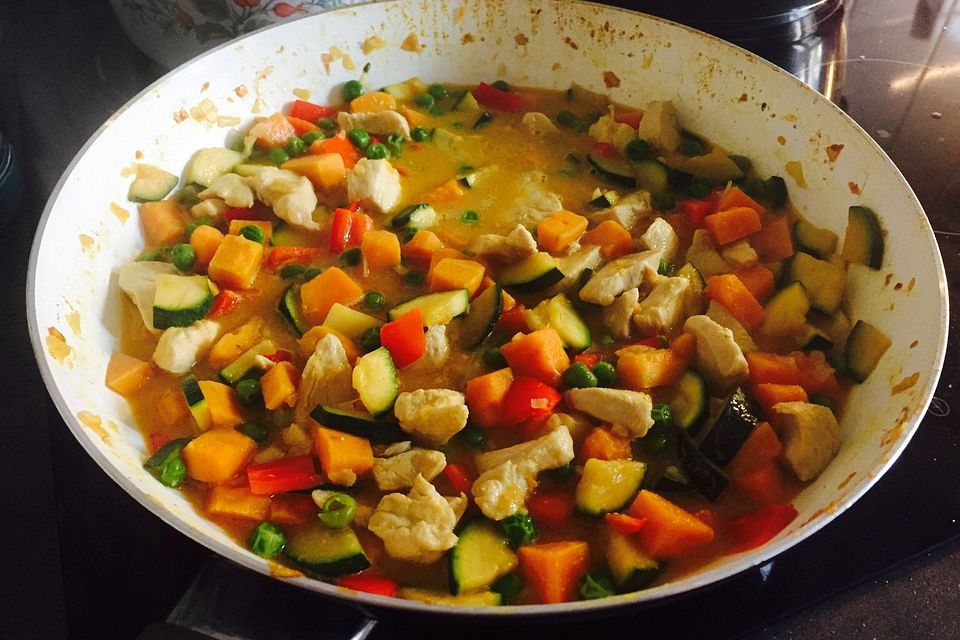 Thaicurry mit Hähnchen, Süßkartoffeln, Paprika, Zucchini, Champignons, Zuckererbsen und Tomaten