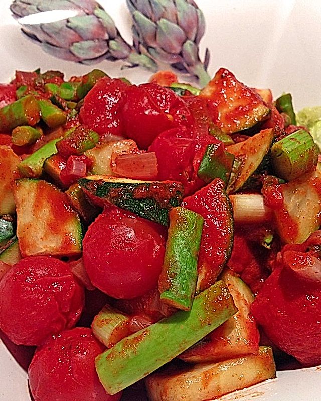 Tomaten-Zucchini-Pfanne auf Salat