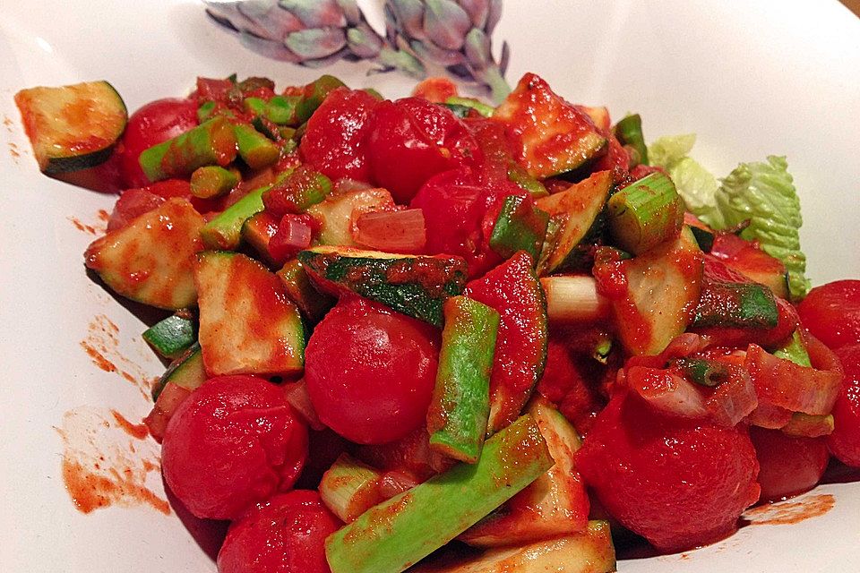 Tomaten-Zucchini-Pfanne auf Salat