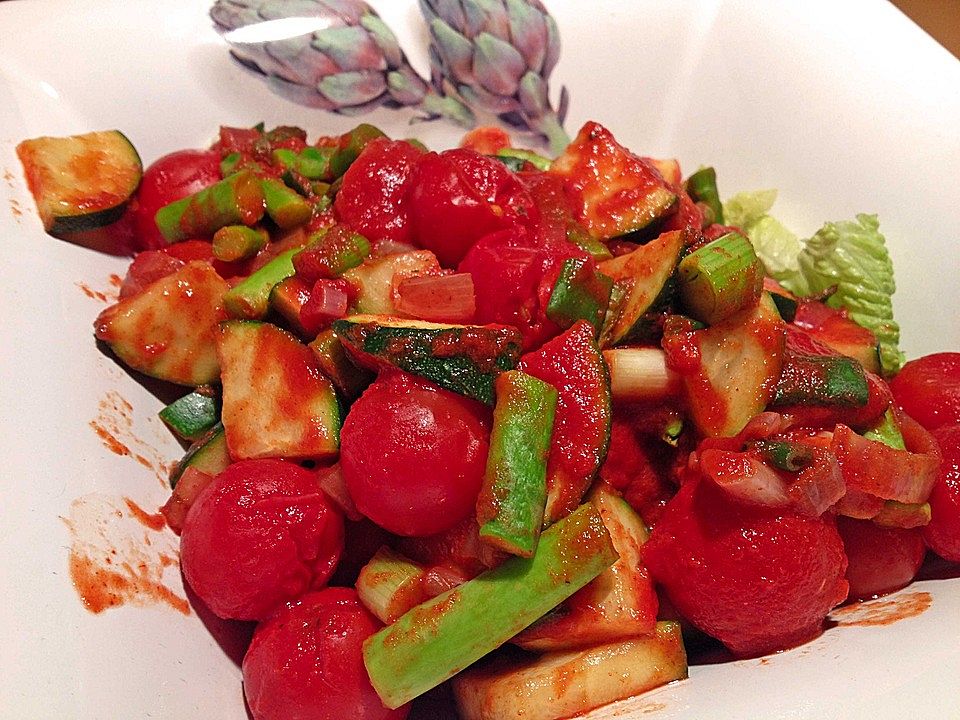 Tomaten-Zucchini-Pfanne auf Salat| Chefkoch