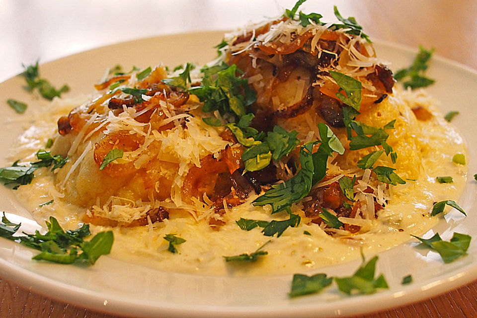 Herzhaft gefüllte Germknödel mit Käsesoße