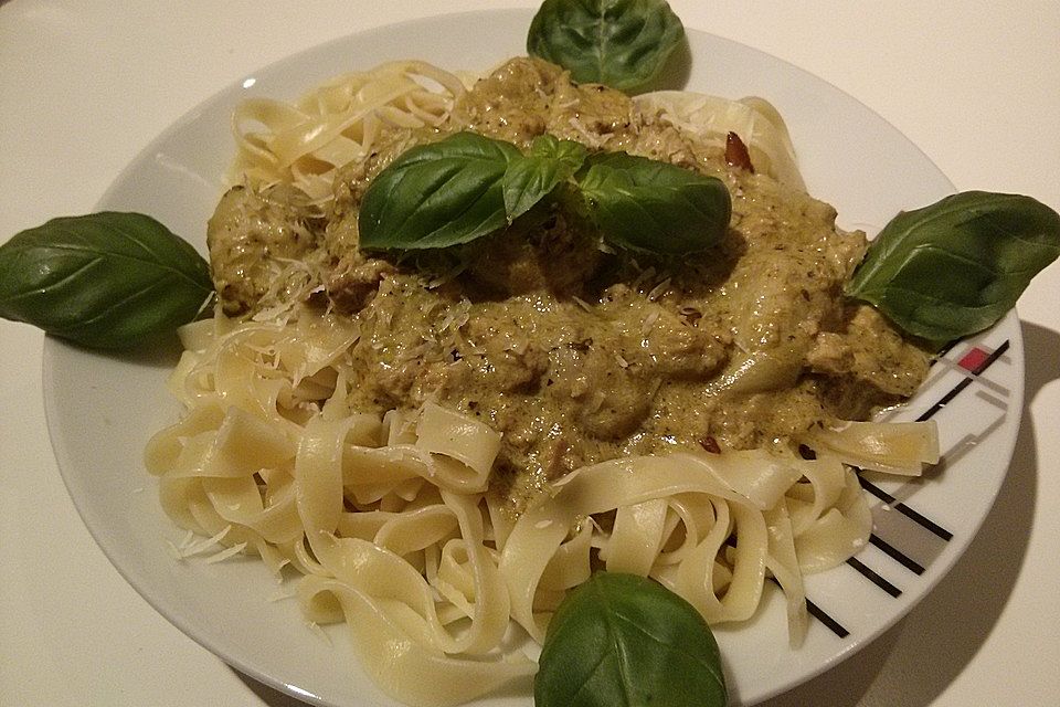 Tagliatelle in Artischocken-Tofu-Kräutercremesauce mit gerösteten Pinienkernen