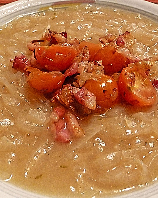 Zwiebelsuppe mit Speck und Tomaten