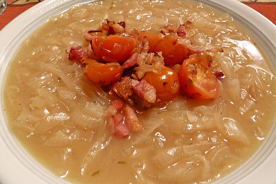 Zwiebelsuppe mit Speck und Tomaten