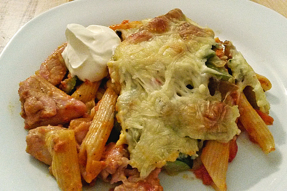 Nudelauflauf mit Hähnchenfleisch und Gemüse mit einer Paprika-Tomatensoße