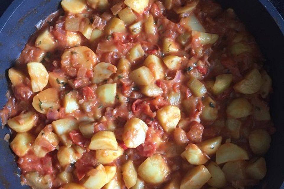 Scharfe Kartoffeln mit Gurke in Tomaten-Senf-Soße