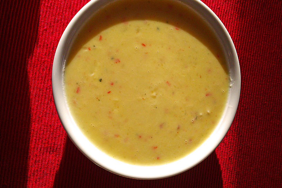 Holzfällersuppe mit Käse und Chili