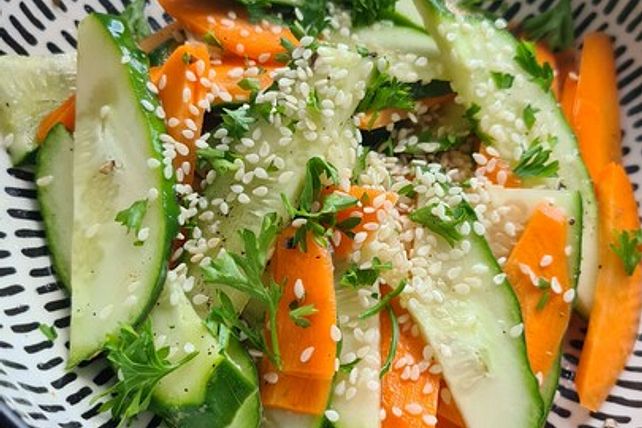 Asiatisch angehauchter Karotten-Gurken-Salat von Hokkaisa| Chefkoch