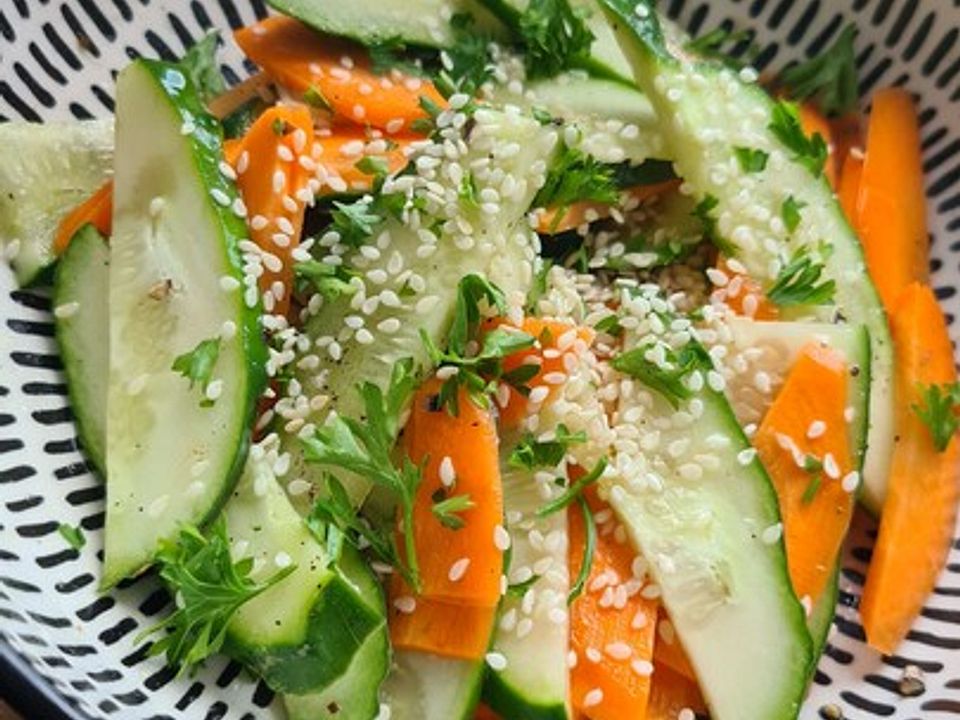 Asiatisch angehauchter Karotten-Gurken-Salat von Hokkaisa| Chefkoch