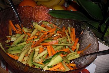 Asiatisch angehauchter Karotten-Gurken-Salat