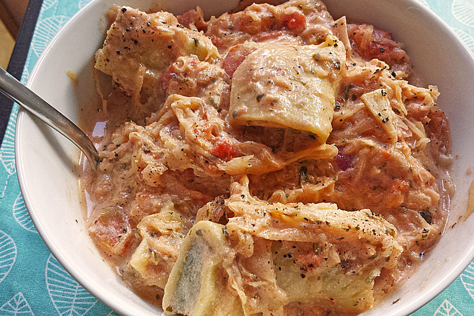 Maultaschen-Sauerkraut-Pfanne mit cremiger Tomatensoße