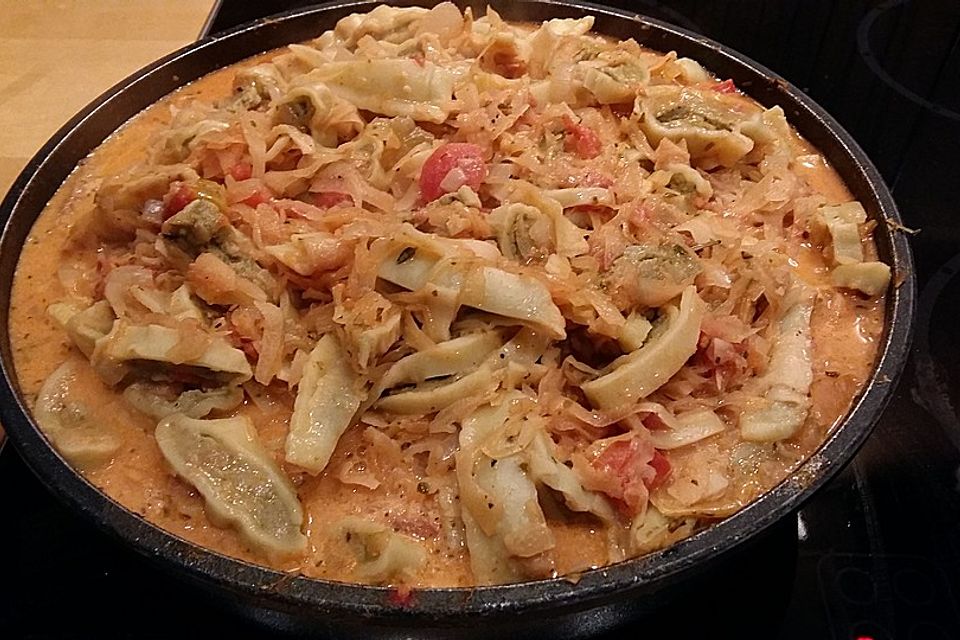 Maultaschen-Sauerkraut-Pfanne mit cremiger Tomatensoße