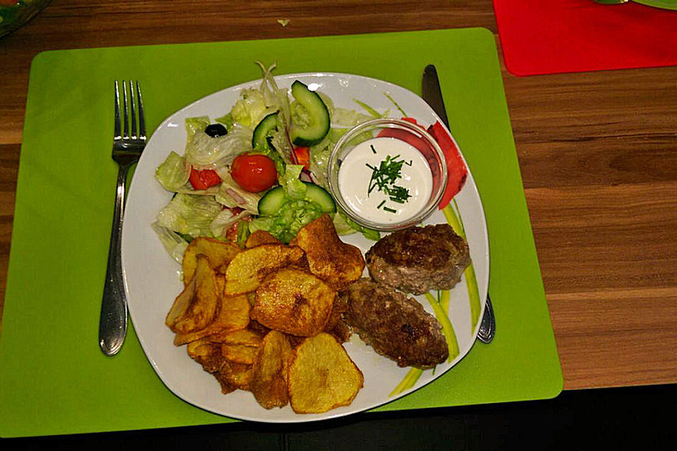 Bifteki mit Kartoffelchips