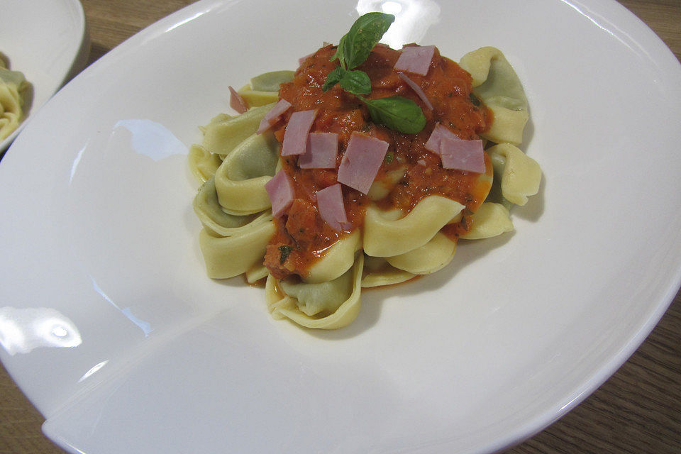 Tortellini mit Tomaten-Sahne-Soße und Schinken