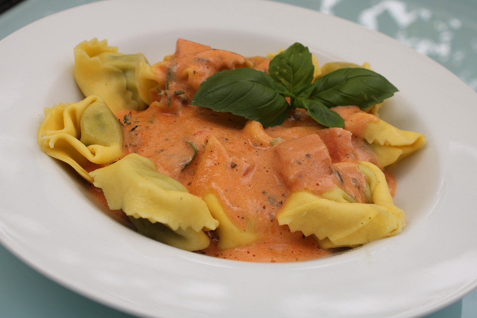 Tortellini mit Tomaten-Sahne-Soße und Schinken